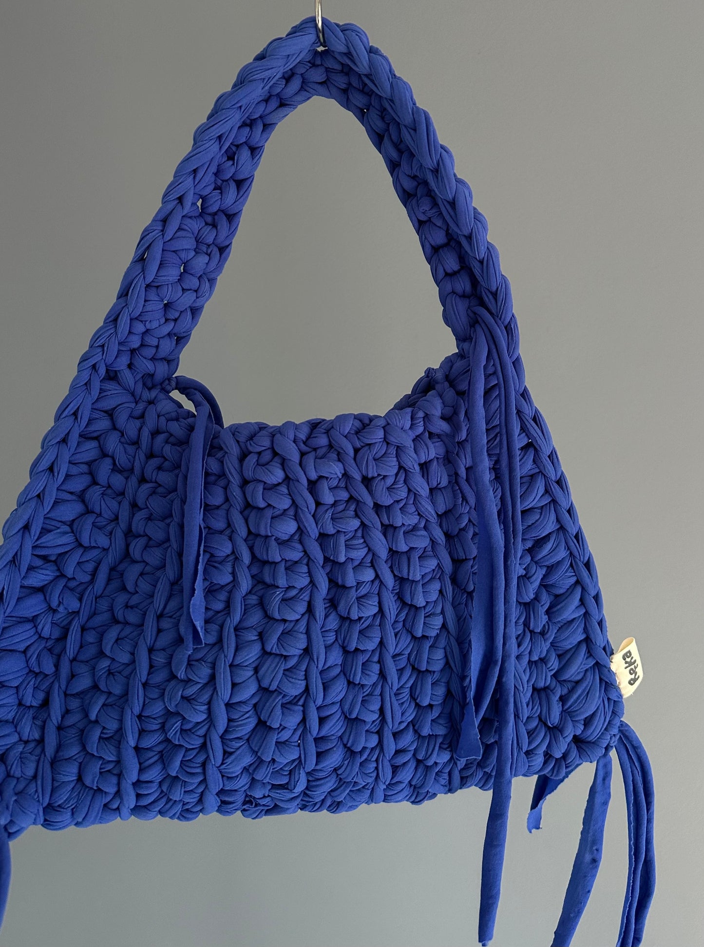 Sac triangle en crochet bleu électrique