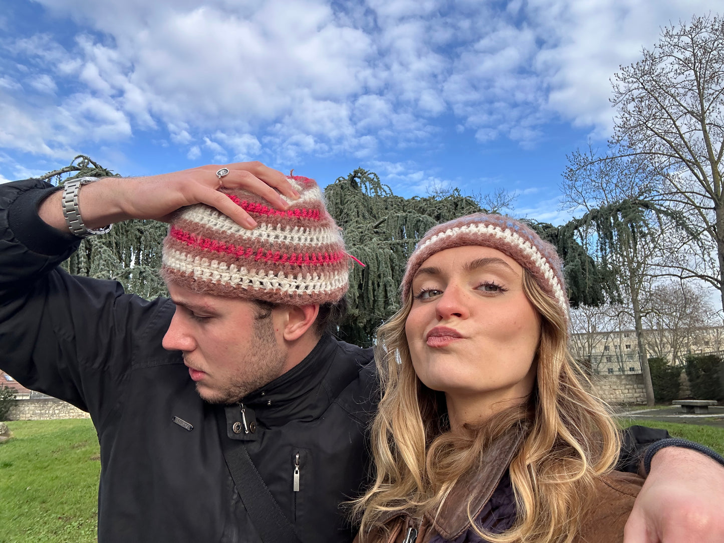 Bonnet fait main rayé rose et marron