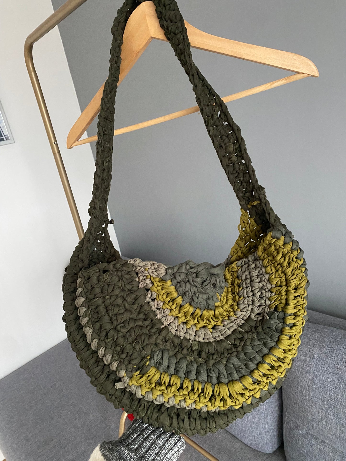 Sac en bandoulière demi-cerle nuance de kaki