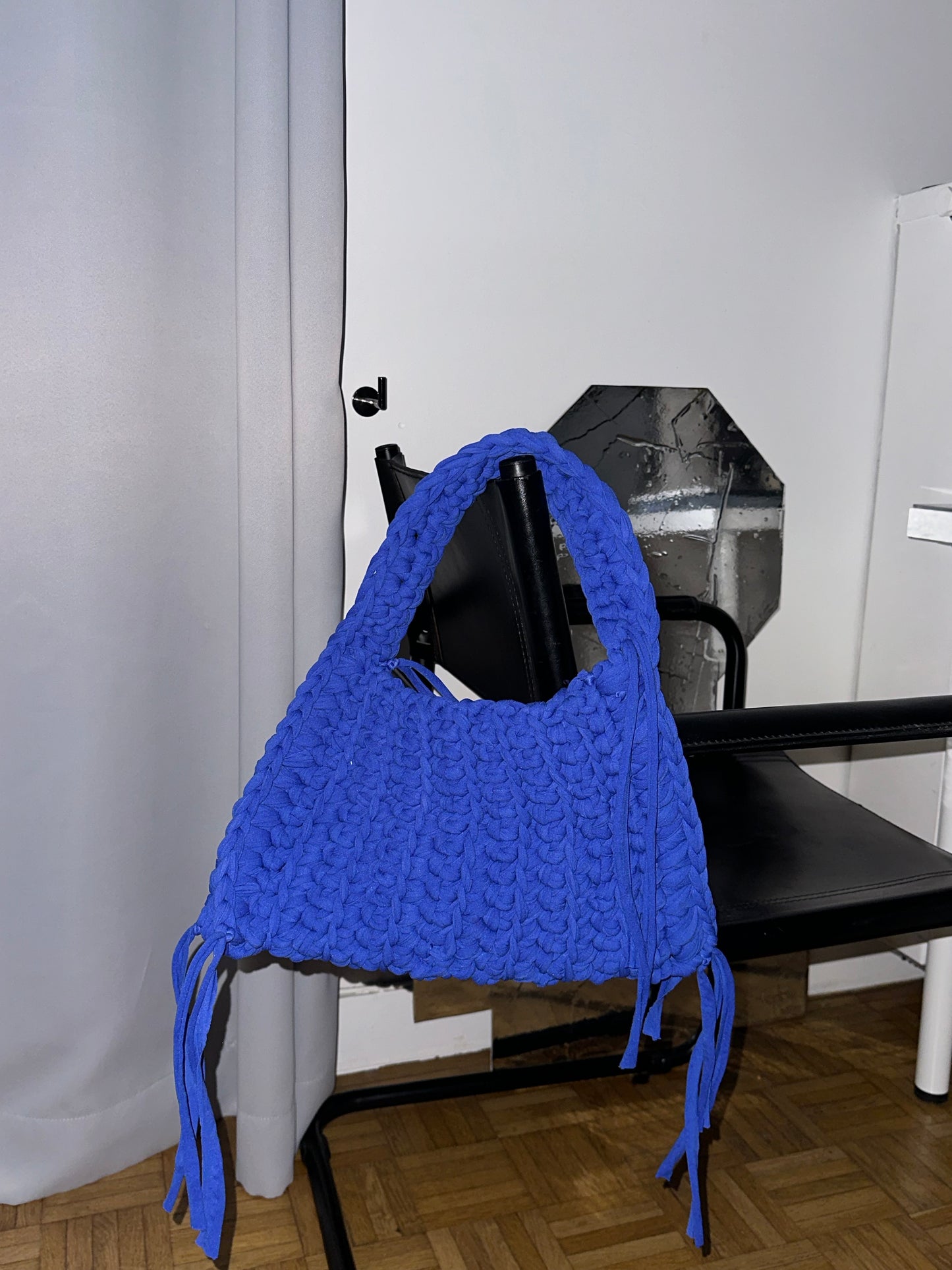 Sac triangle en crochet bleu électrique
