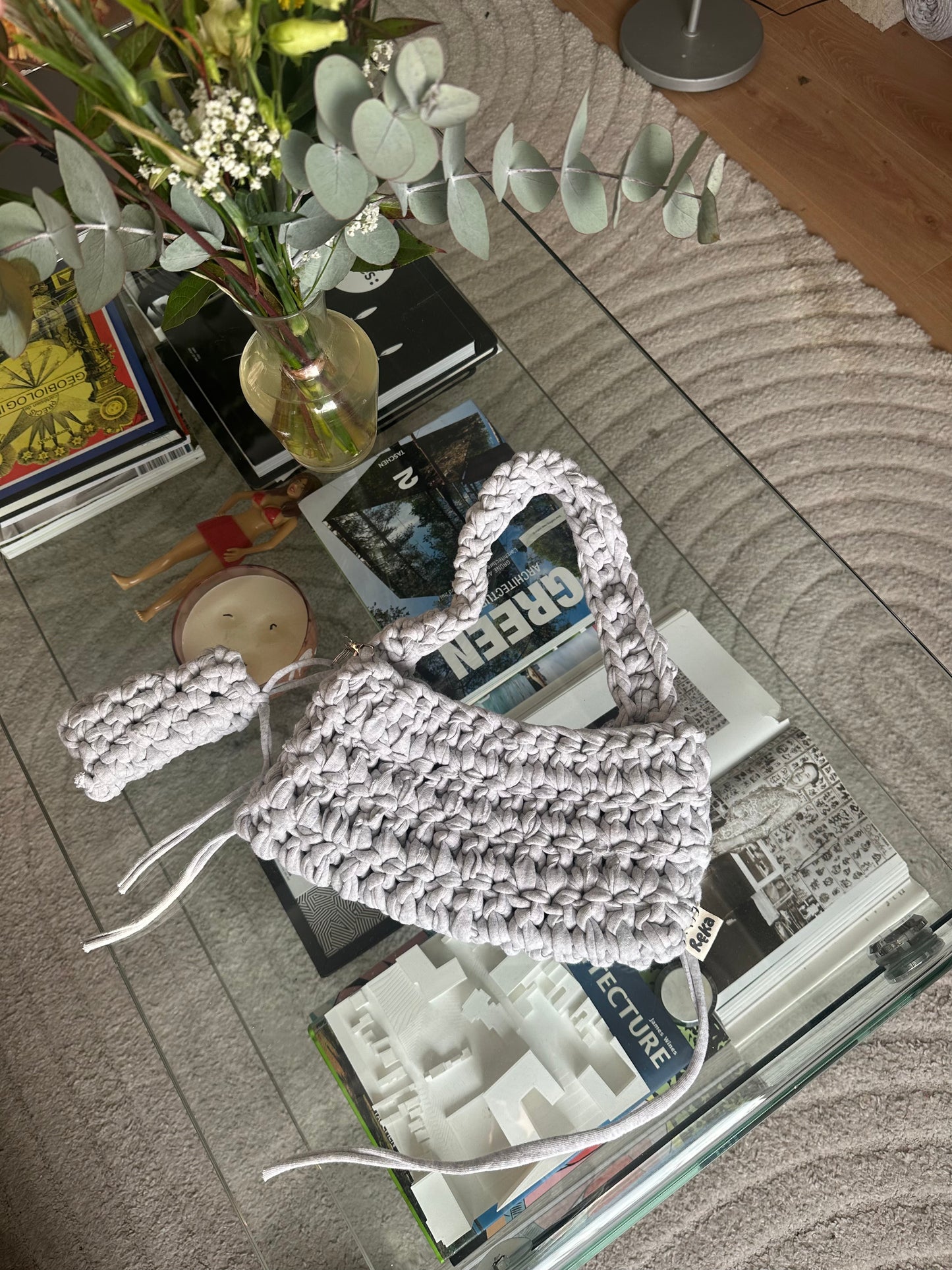 Sac baguette en crochet gris clair