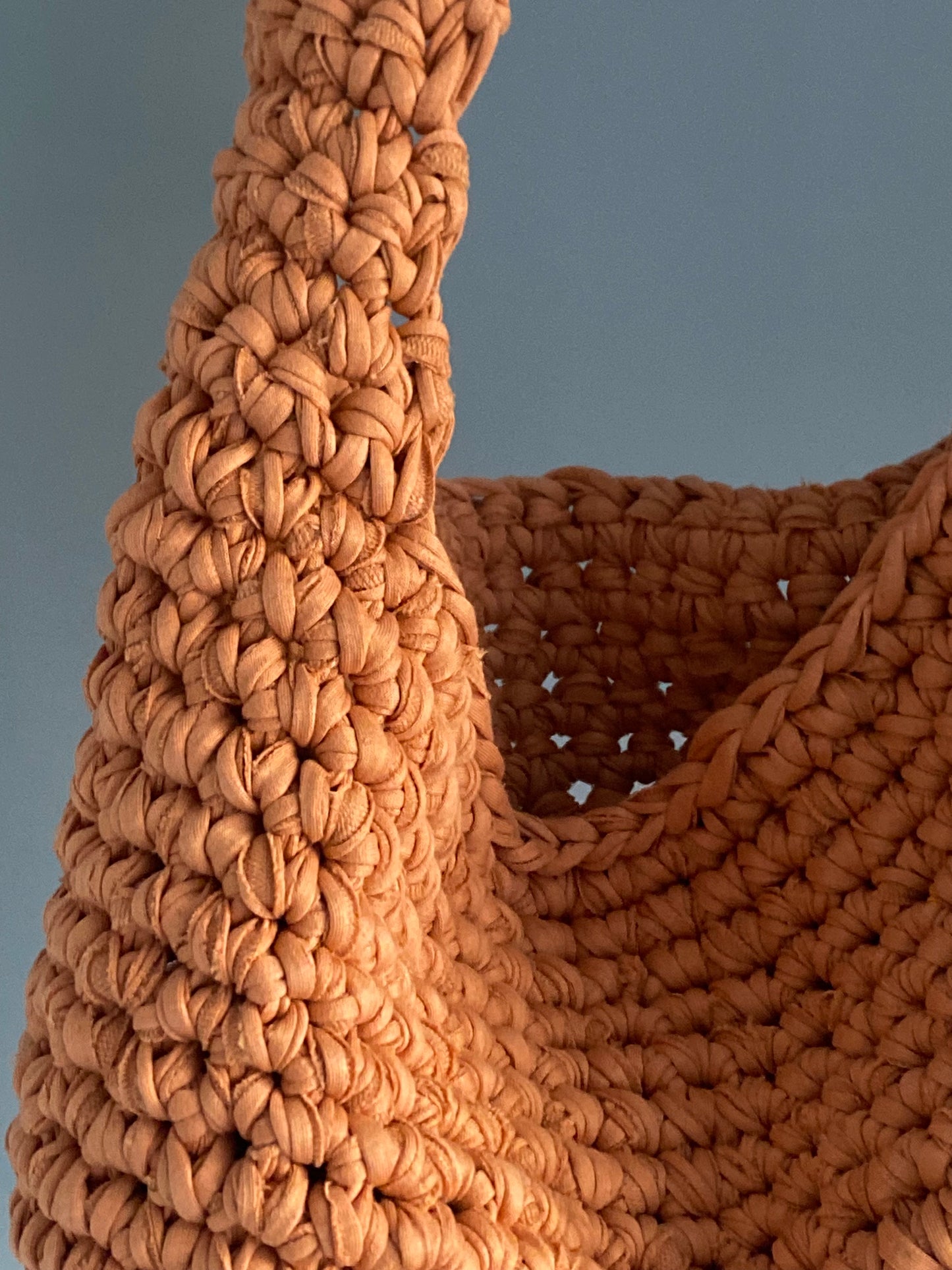 Sac en crochet bandoulière rose saumon