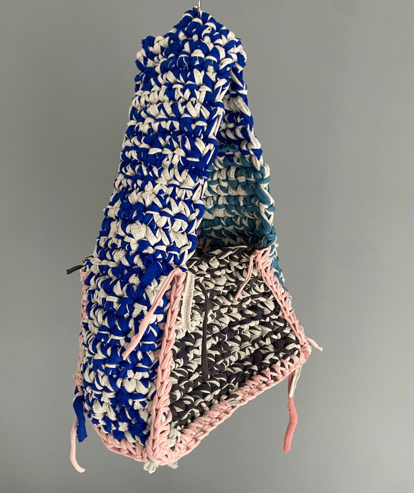 Sac en crochet marbré bleu gris rose