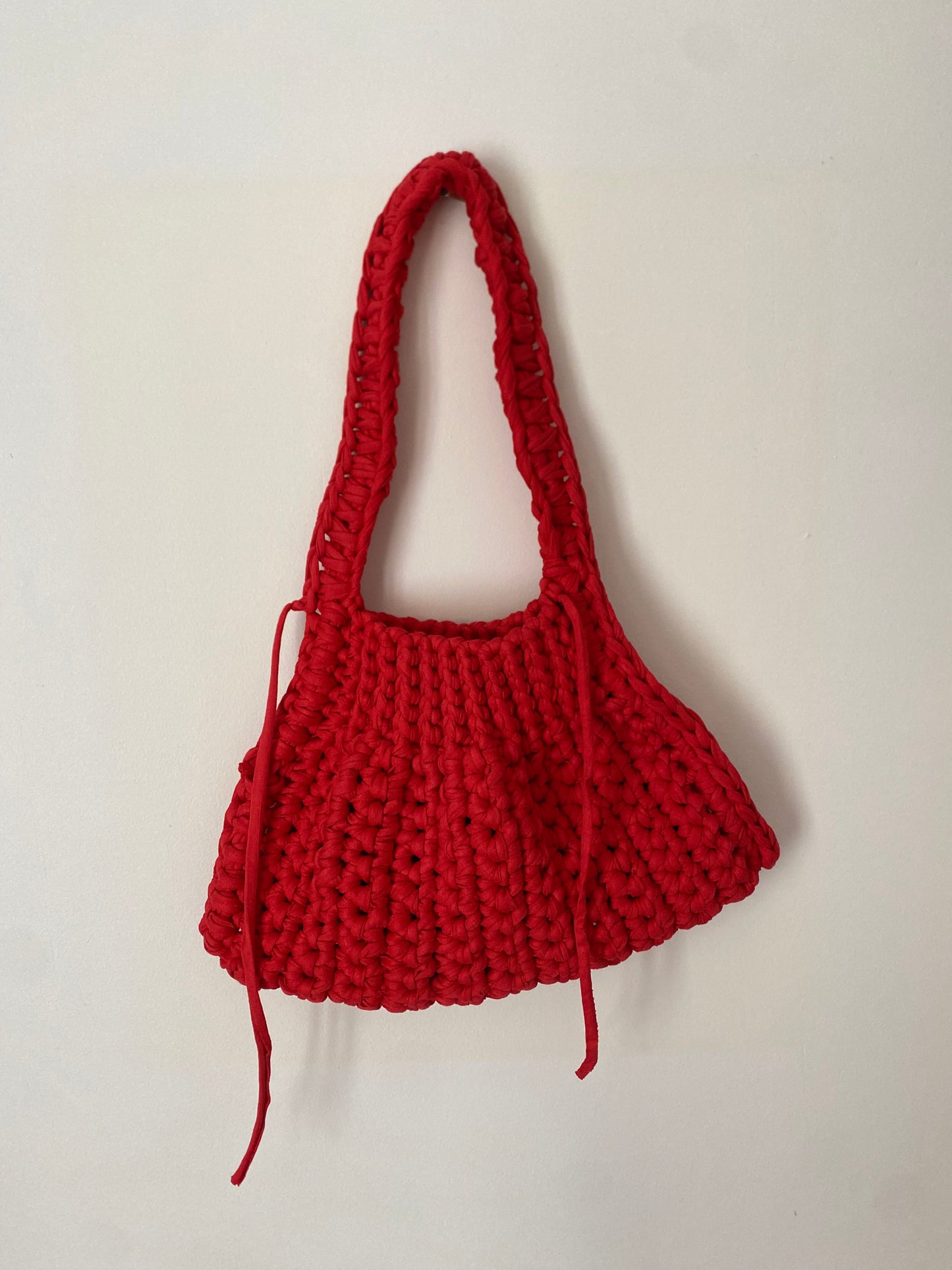 Sac triangle en crochet rouge