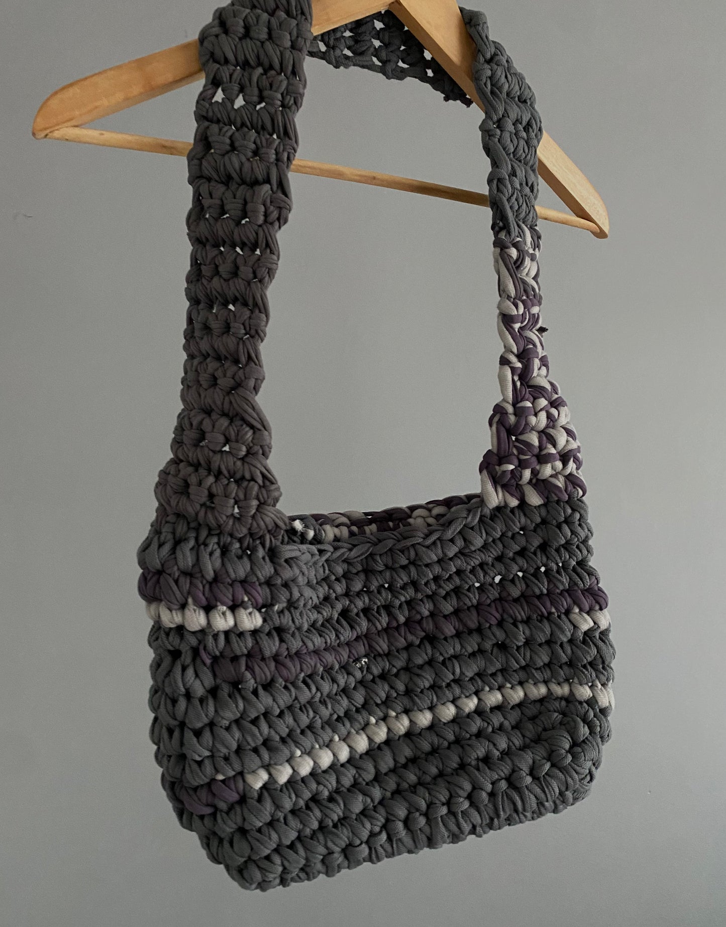 Sac en crochet gris et prune marbré