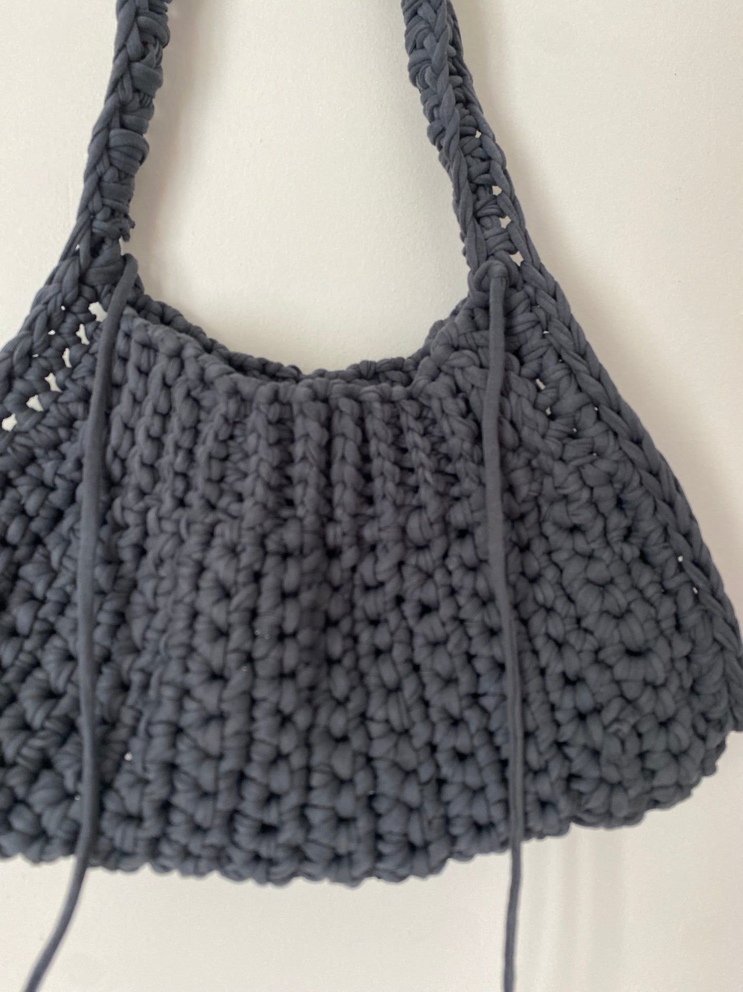 Sac triangle en crochet gris