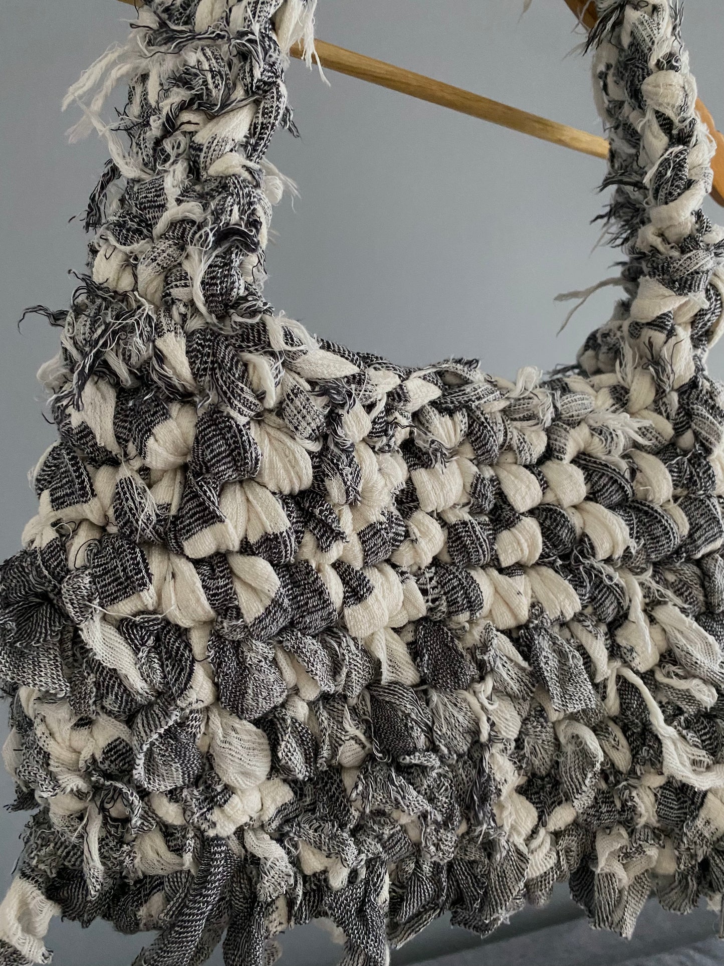 Sac en crochet destroy gris blanc cassé