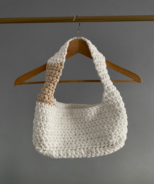 Sac à main en crochet blanc avec une partie de la bandoulière beige