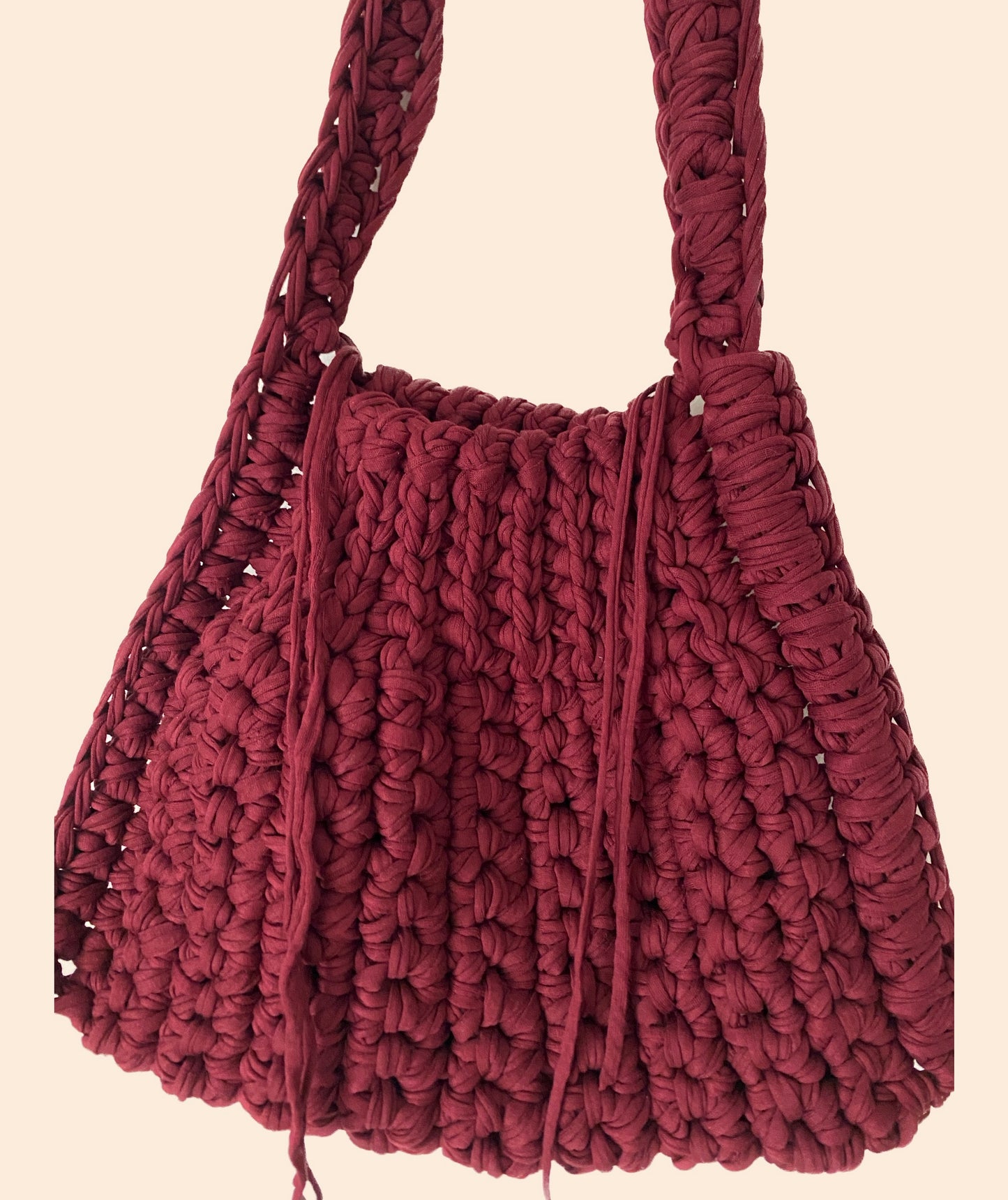 Sac triangle en crochet bordeaux