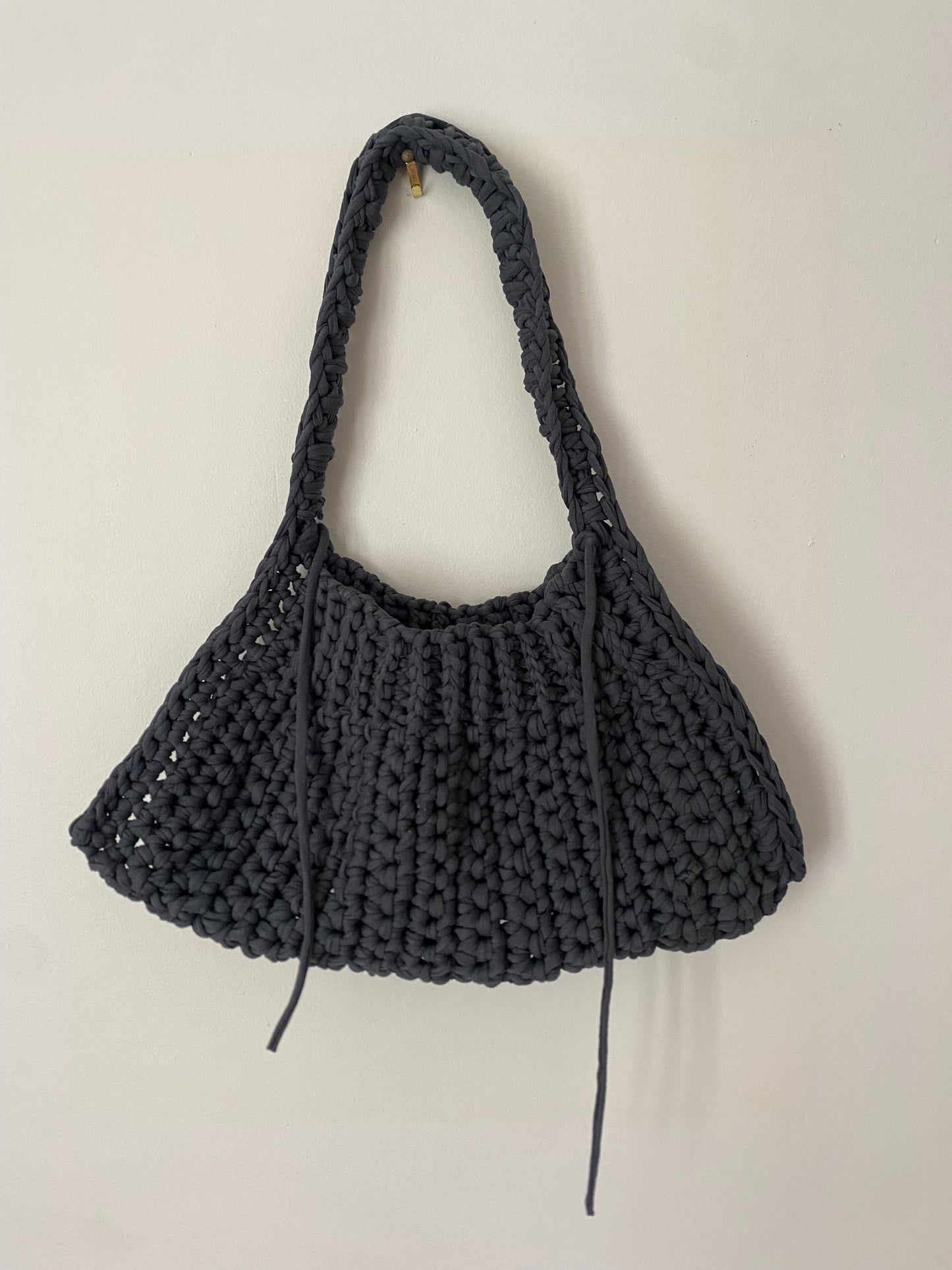 Sac triangle en crochet gris