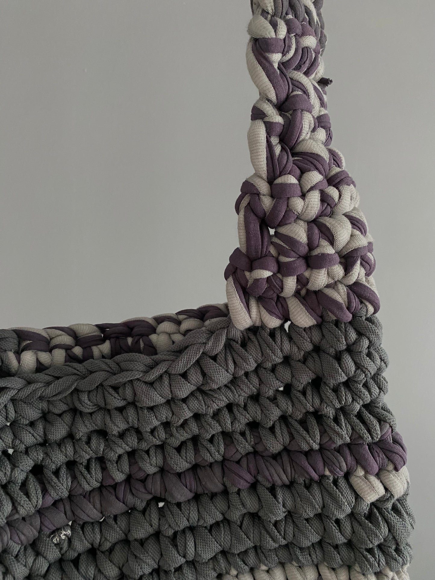 Sac en crochet gris et prune marbré