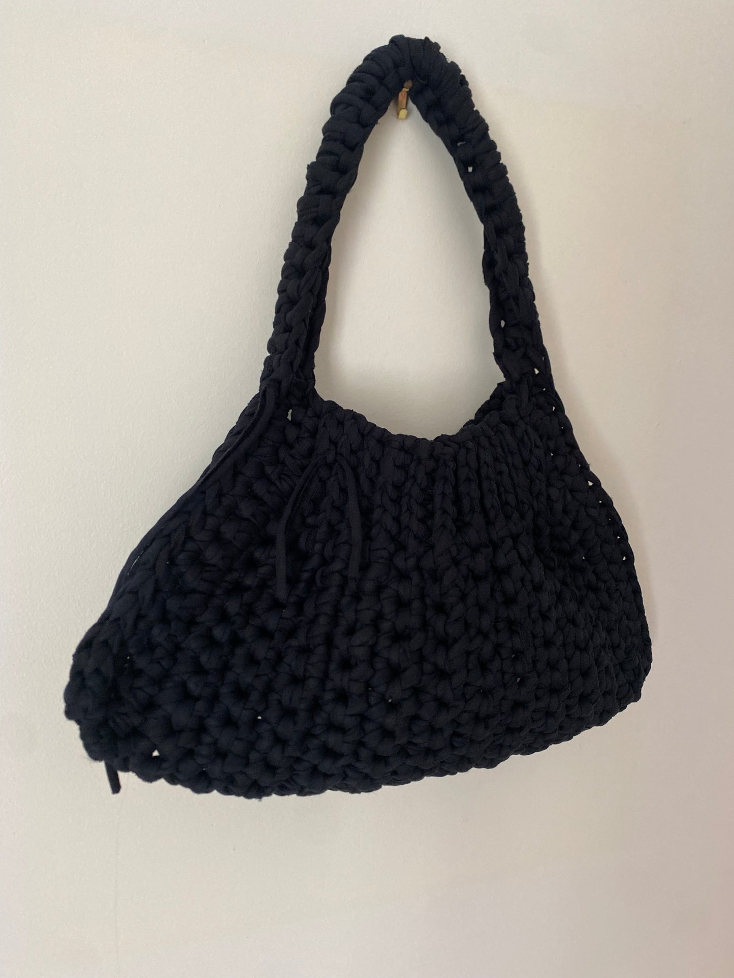 Sac triangle en crochet bleu marine noir