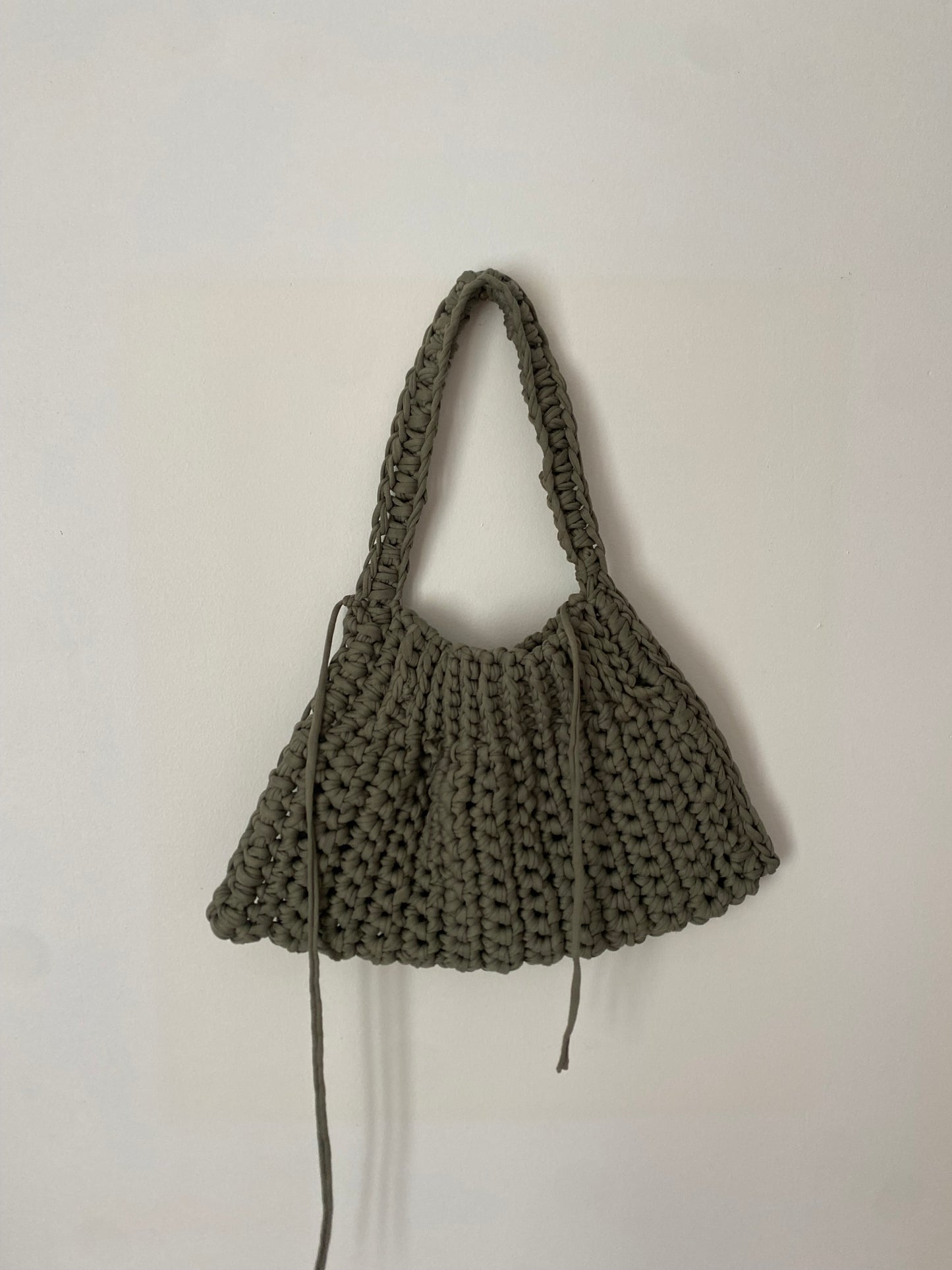 Sac triangle en crochet kaki