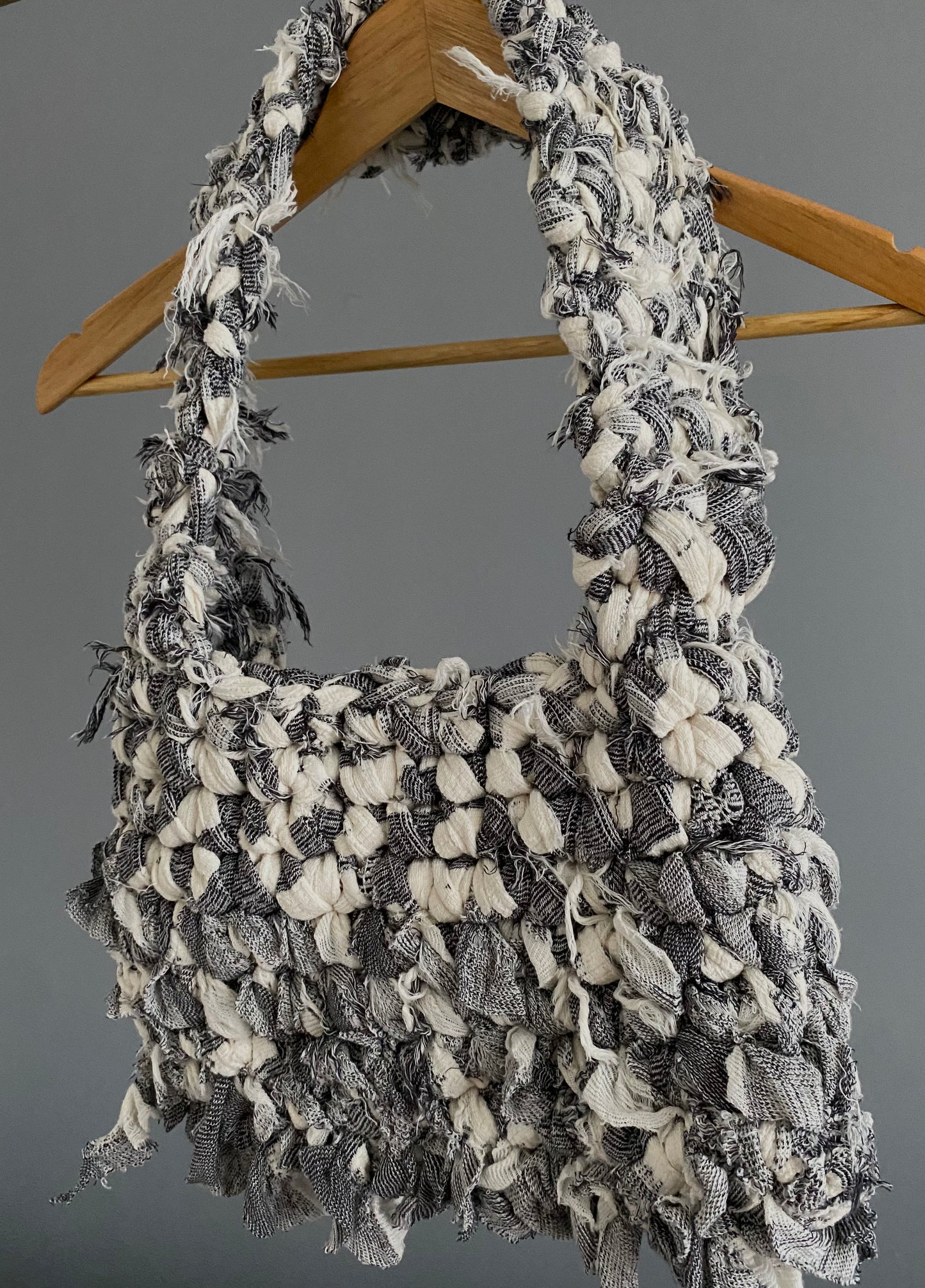 Sac en crochet destroy gris blanc cassé