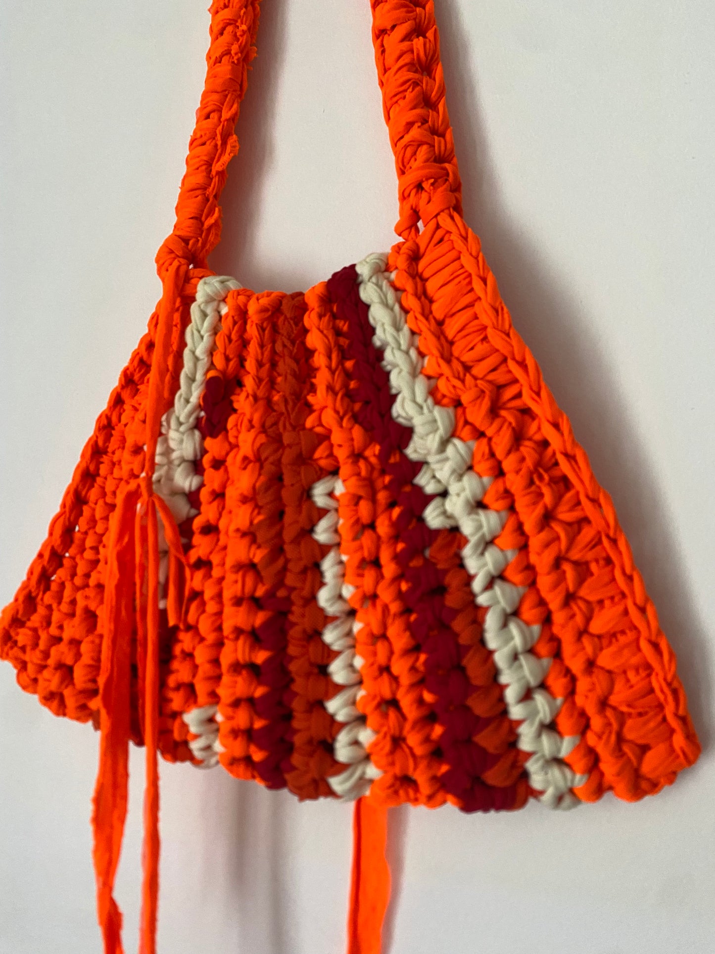 Sac triangle en crochet orange fluo