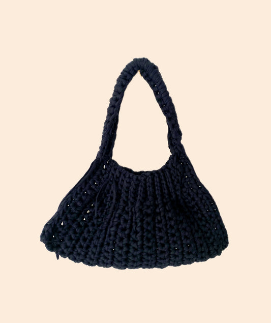 Sac triangle en crochet bleu marine noir