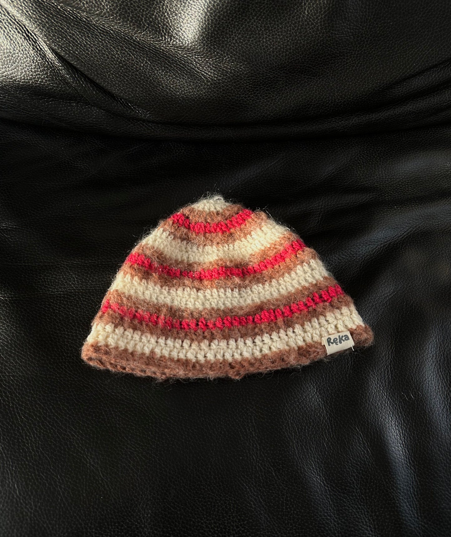 Bonnet fait main rayé rose et marron