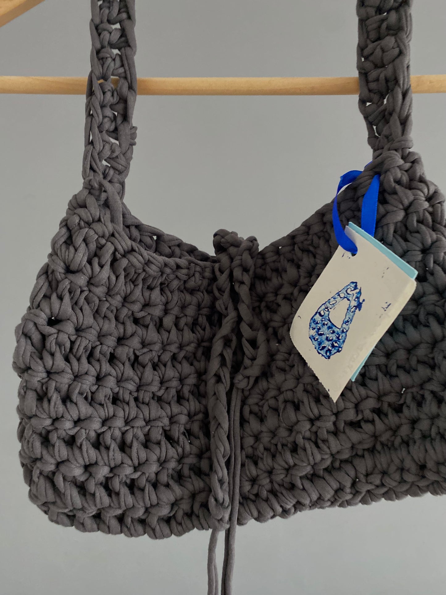 Sac baguette en crochet gris