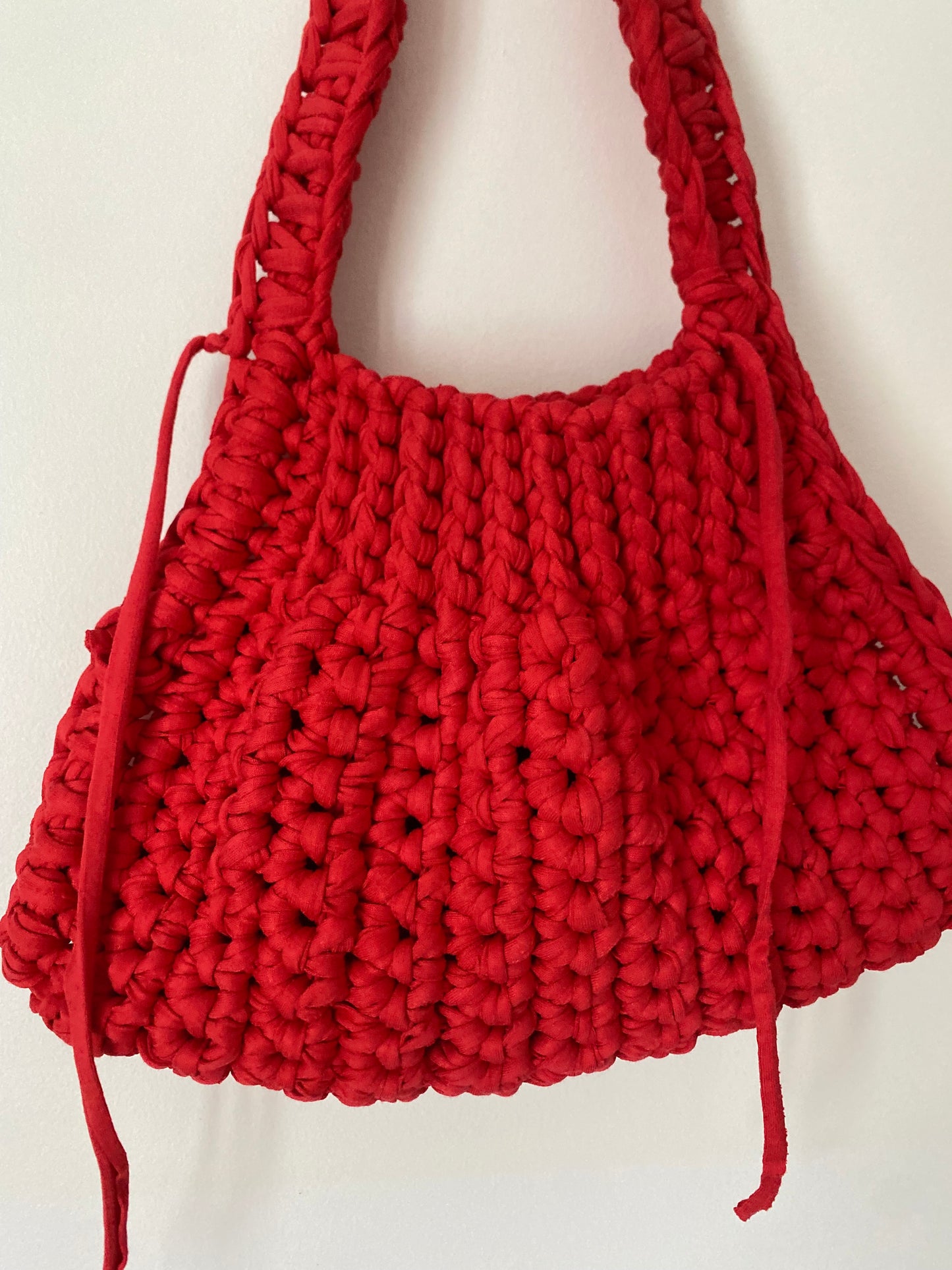 Sac triangle en crochet rouge