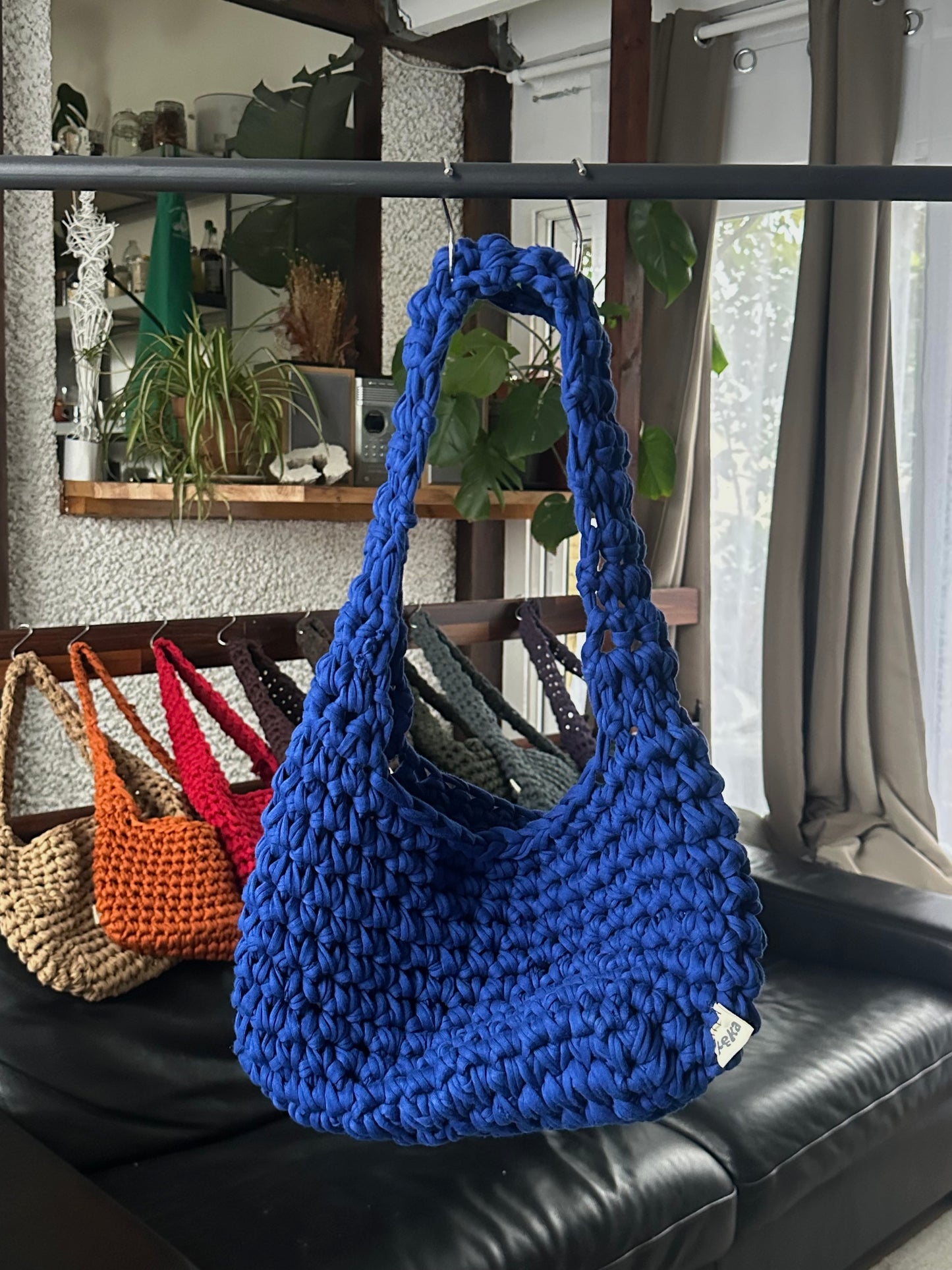 Sac en crochet bleu électrique