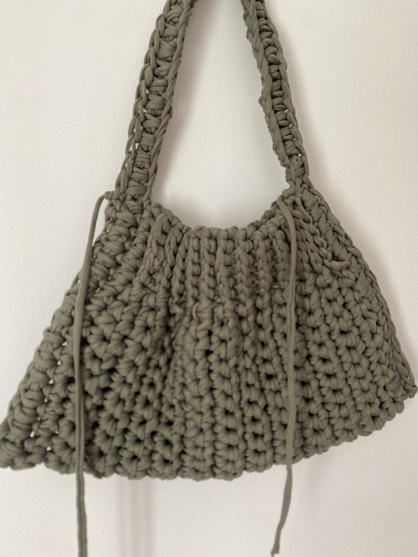 Sac triangle en crochet kaki