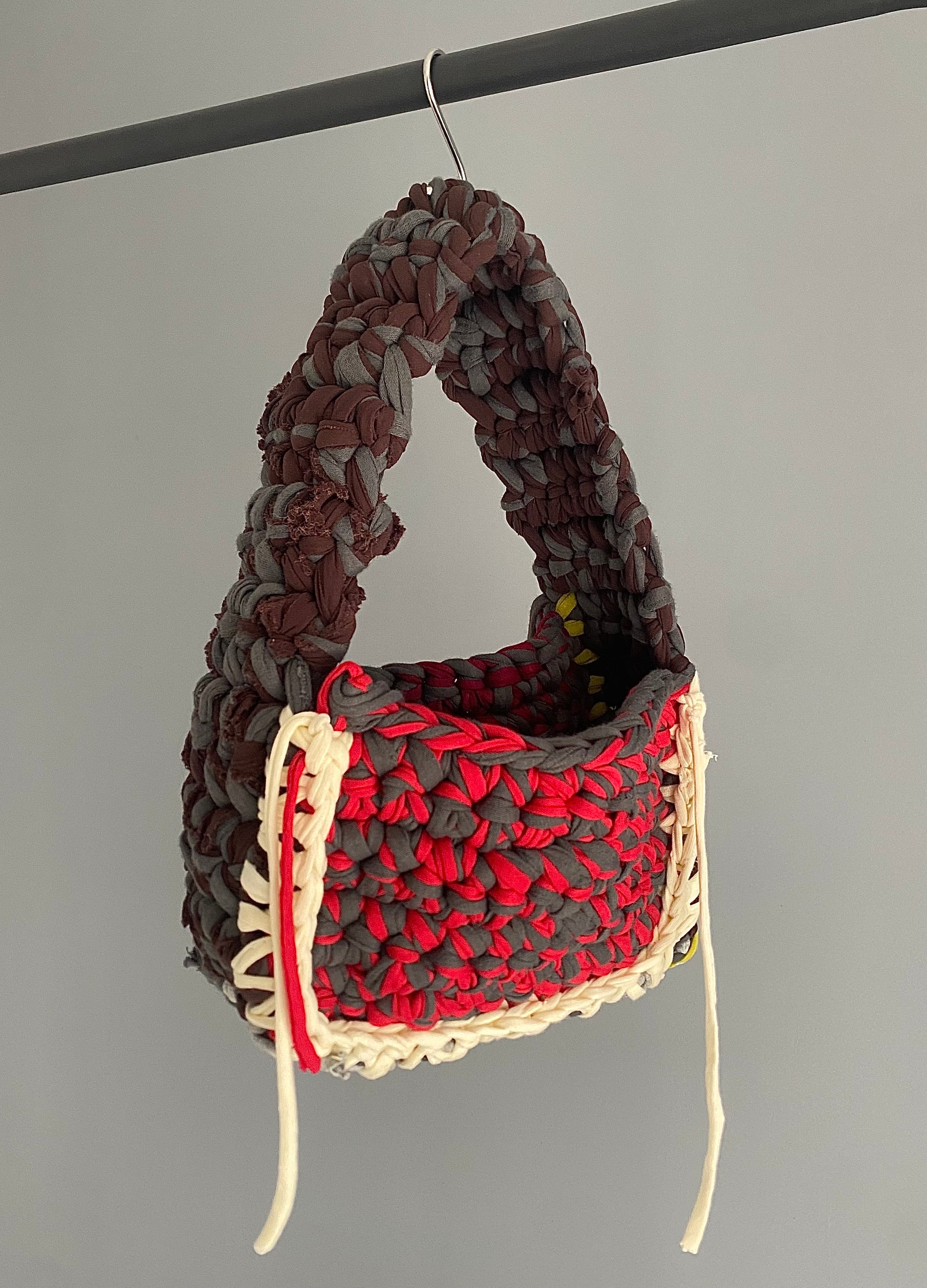 sac en crochet rouge et gris mabré