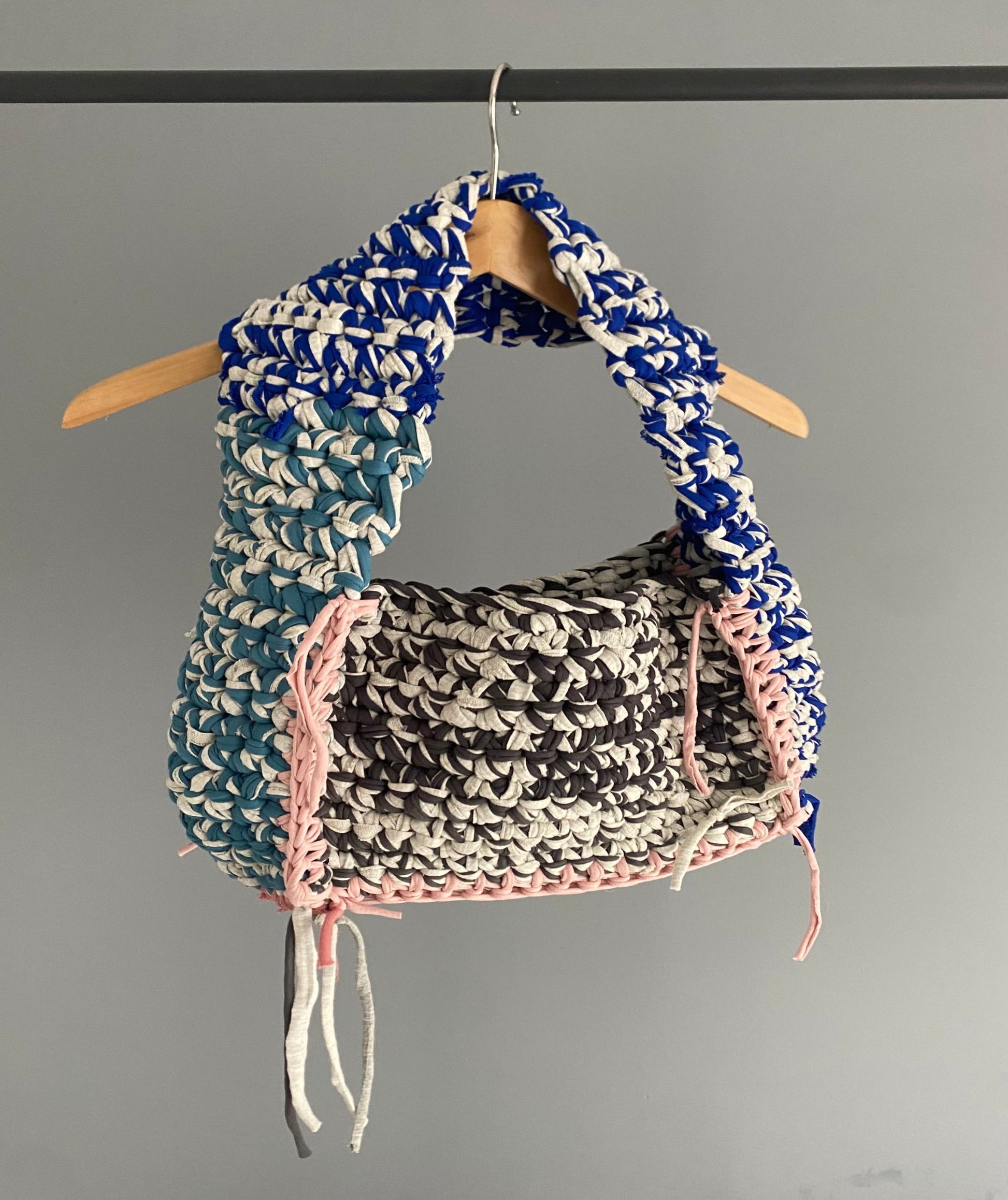 sac en crochet marbré gris bleu et rose
