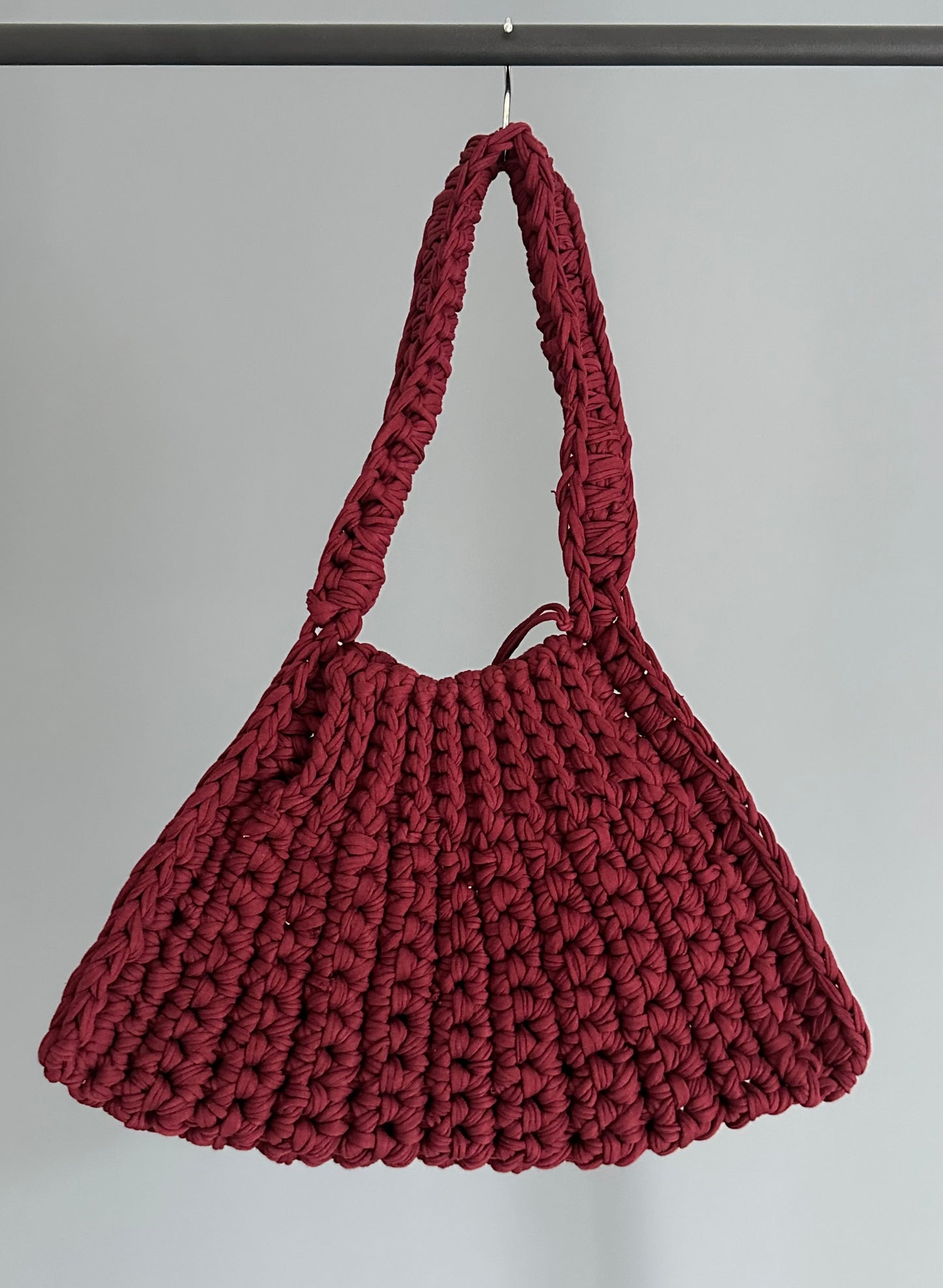 Sac triangle en crochet bordeaux