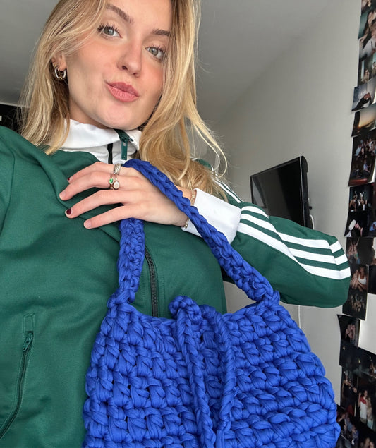 Sac baguette en crochet bleu électrique
