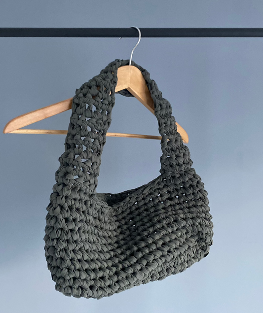 sac en bandoulière fait main en crochet de couleur gris-kaki