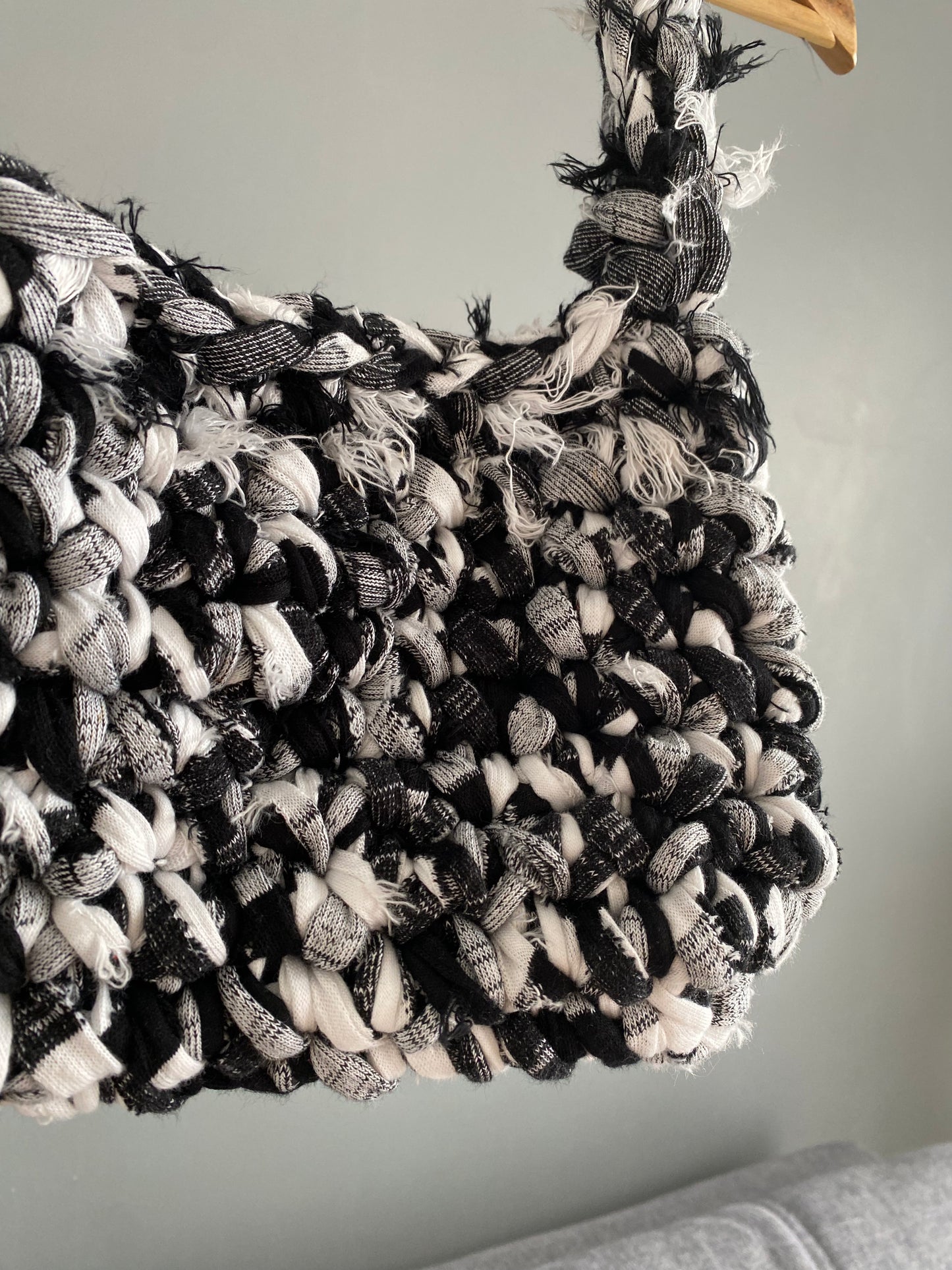 Sac à main noir et blanc marbré