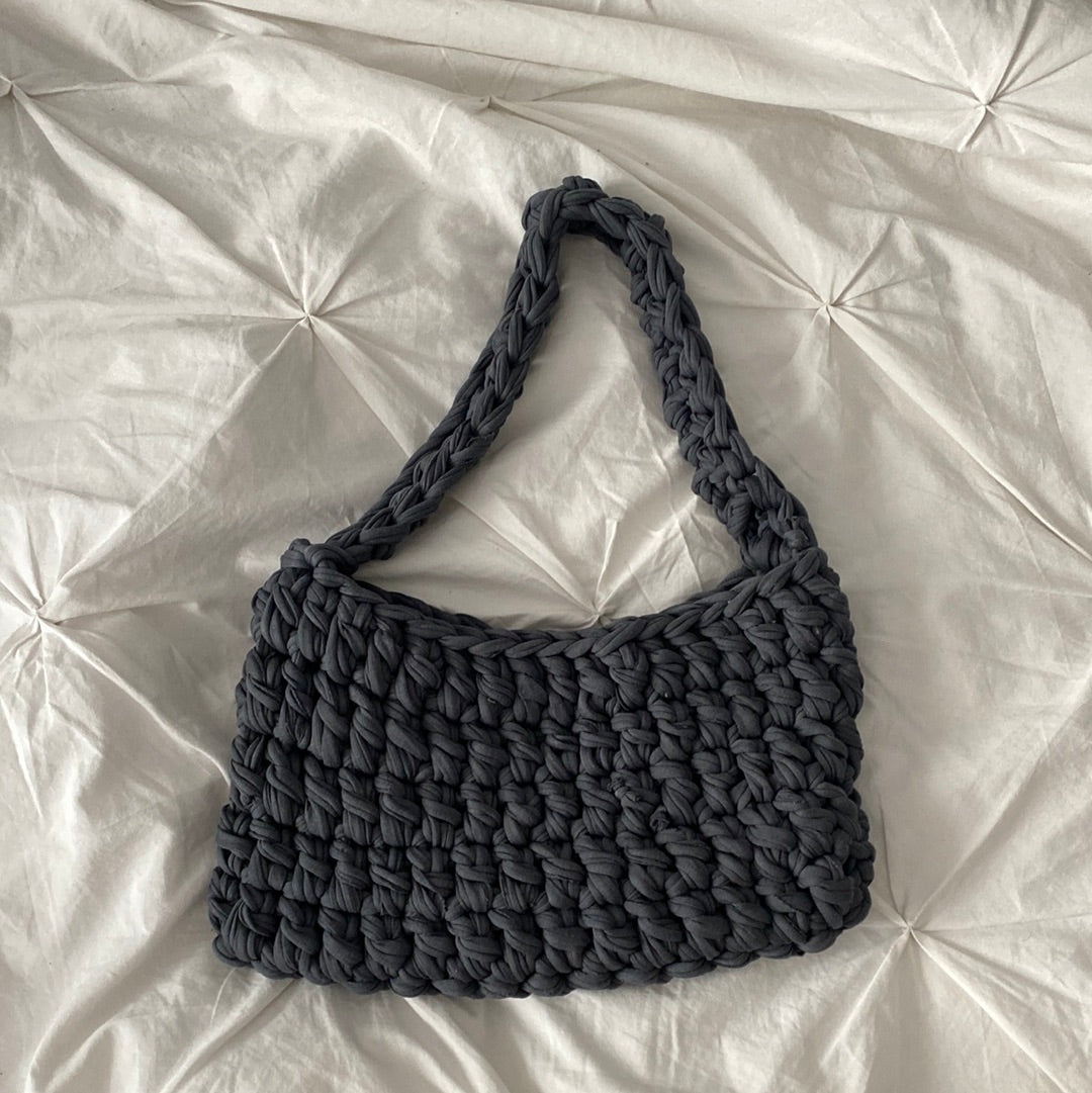 Sac baguette en crochet gris