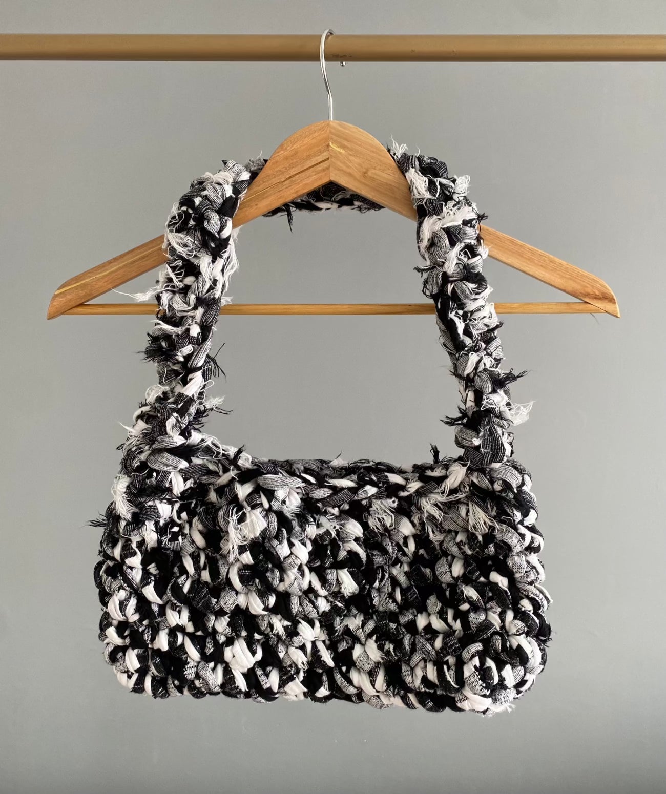 Sac à main noir et blanc marbré