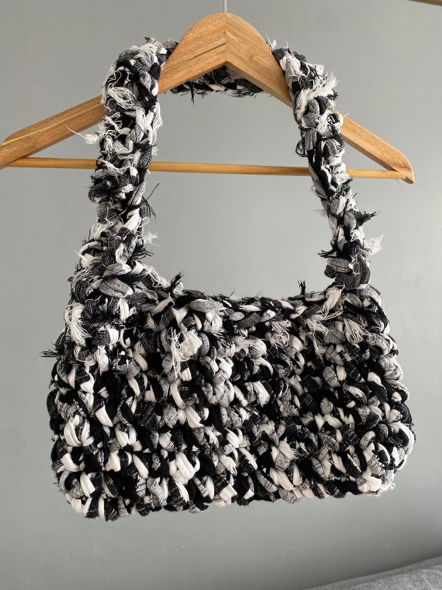Sac à main noir et blanc marbré