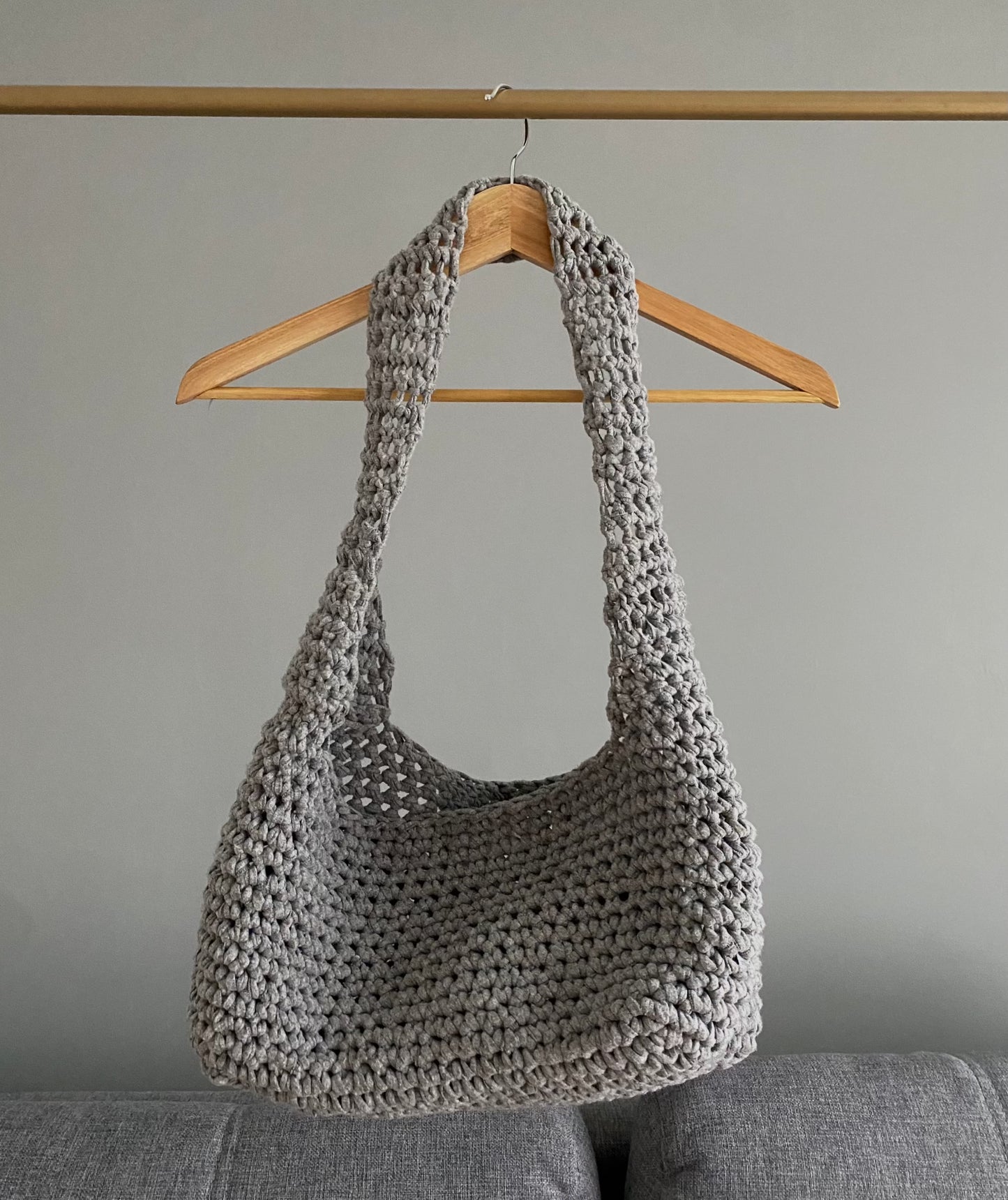 sac en bandoulière gris fait en crochet