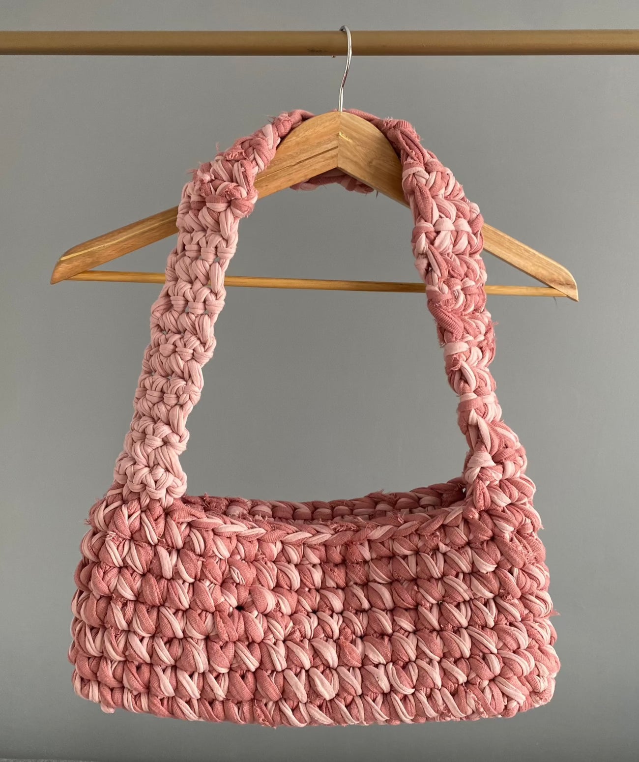 Sac à main en crochet rose marbré