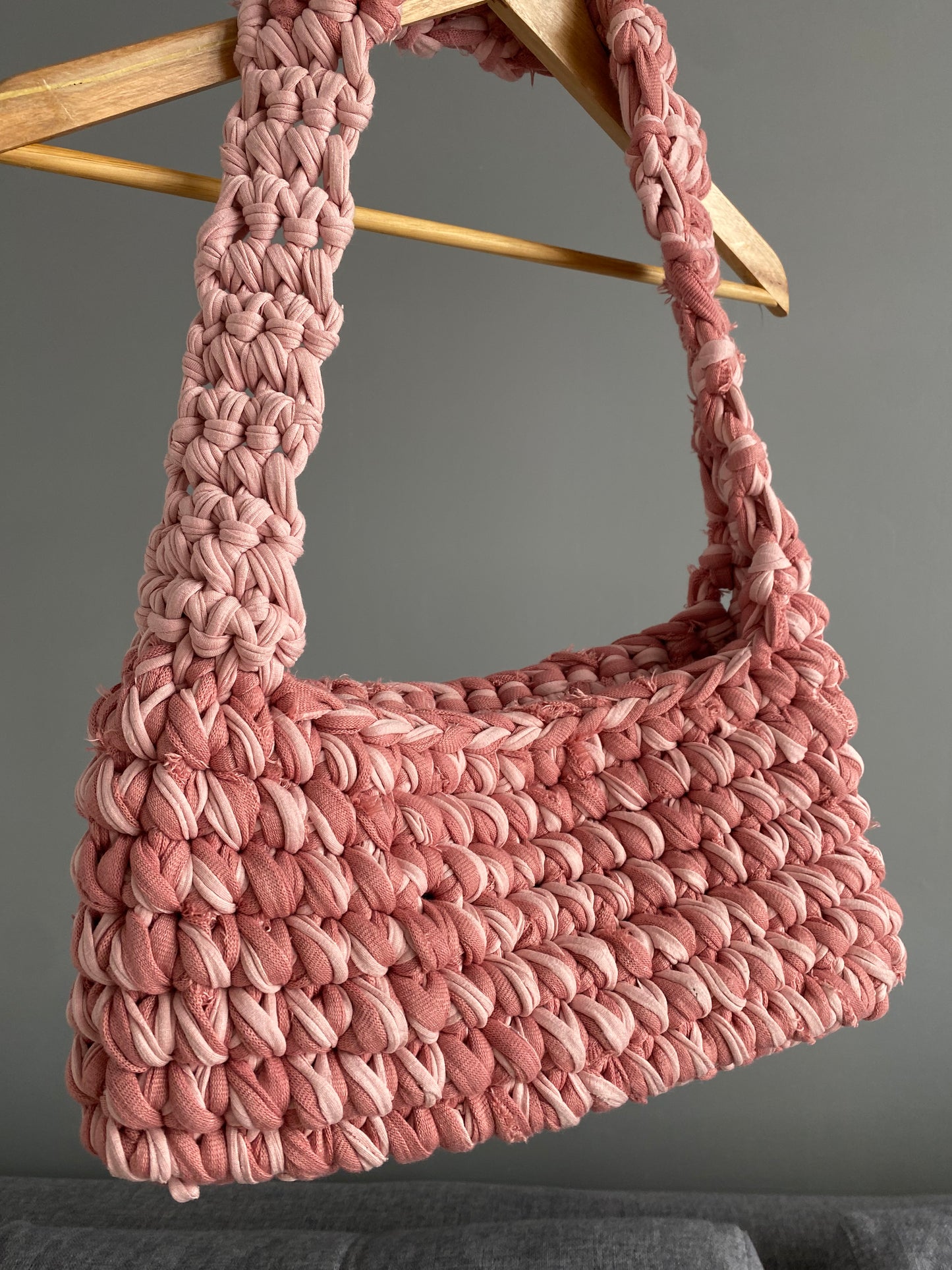 Sac à main en crochet rose marbré