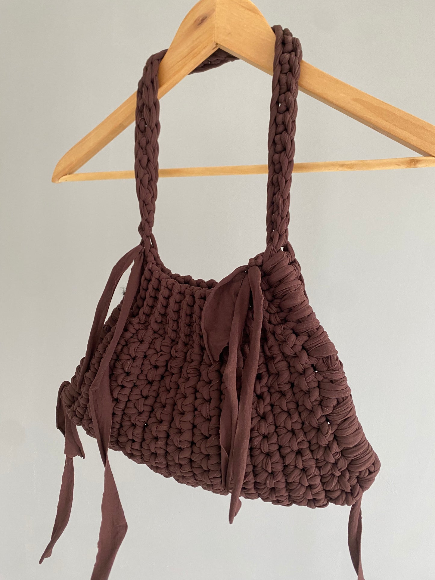 Sac triangle en crochet marron chocolat