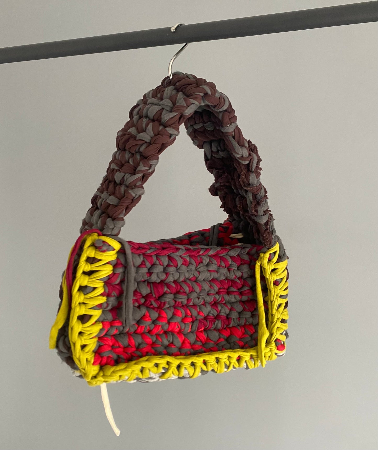 sac en crochet fait main mabré gris rouge 
