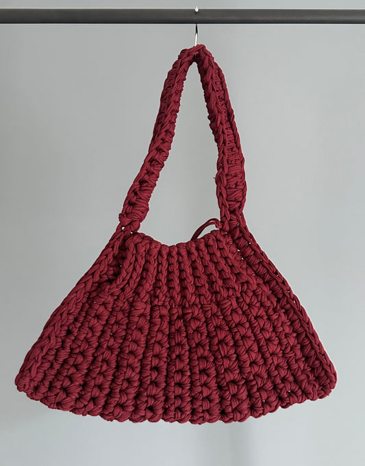 sac à main fait main en forme de triangle